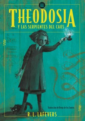 Theodosia y las serpientes del caos. Portada del libro. Una niña pequeña sostiene un quinqué con las manos enguantadas. A sus pies está su gata negra. El fondo verde es una pared en la que aparecen unas serpientes y unos jeroglifos.