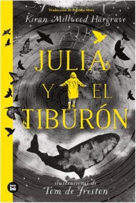 Julia y el tiburón. Portada del libro. una niña con un chubasquero amarillo nos da la espalda mientras camina hacia una espiral gris. Bajo ella la sombra de un tiburón.