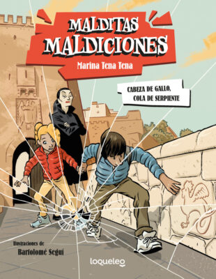 Malditas maldiciones: cabeza de gallo, cola de serpiente. portada con los hermanos Loren y Rata, un chico moreno con anorak azul y una niña rubia con anorak rojo. Detrás su institutriz que parece Morticia Addams.